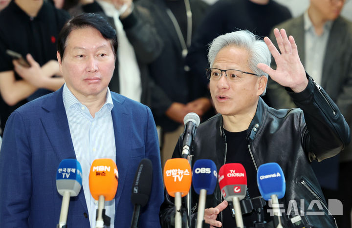 [서울=뉴시스] 권창회 기자 = 최태원 SK그룹 회장과 젠슨 황 엔비디아 CEO가 8일 오전 서울 종로구 SK서린빌딩에서 SK-엔비디아 협력 관련 언론 브리핑을 하고 있다. 2026.06.08. kch0523@newsis.com