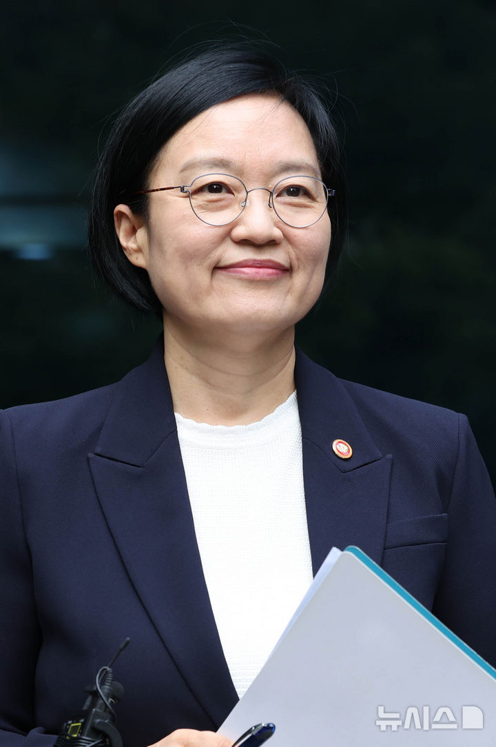 [서울=뉴시스] 조수정 기자 = 한성숙 국무총리 후보자가 8일 오전 서울 종로구 금융감독원 연수원에 마련된 인사청문회 준비사무실로 첫 출근하고 있다. 2026.06.08. chocrystal@newsis.com