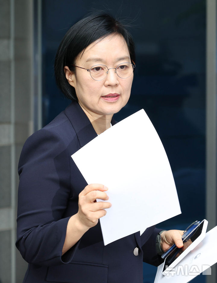[서울=뉴시스] 조수정 기자 = 한성숙 국무총리 후보자가 8일 오전 서울 종로구 금융감독원 연수원에 마련된 인사청문회 준비사무실로 첫 출근하고 있다. 2026.06.08. chocrystal@newsis.com