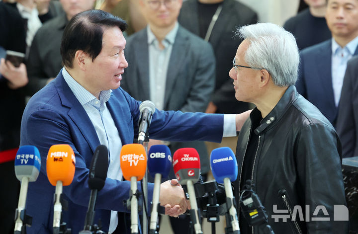 [서울=뉴시스] 권창회 기자 = 최태원 SK그룹 회장과 젠슨 황 엔비디아 CEO가 8일 오전 서울 종로구 SK서린빌딩에서 SK-엔비디아 협력 관련 언론 브리핑 후 악수하고 있다. 2026.06.08. kch0523@newsis.com