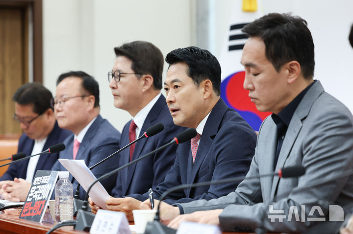 [서울=뉴시스] 김근수 기자 = 장동혁 국민의힘 대표가 8일 오전 서울 여의도 국회에서 열린 최고위원회의에서 발언하고 있다. 2026.06.08. ks@newsis.com