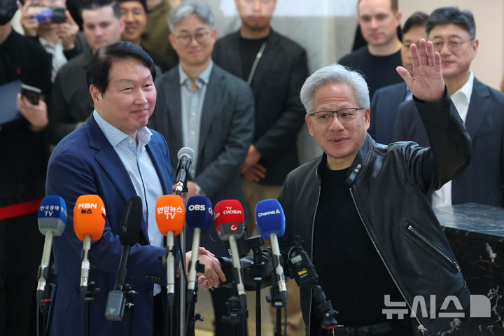 젠슨 황 "한국은 전세계 3대 AI 선도 국가…인공지능 혁명서 중요 위치"
