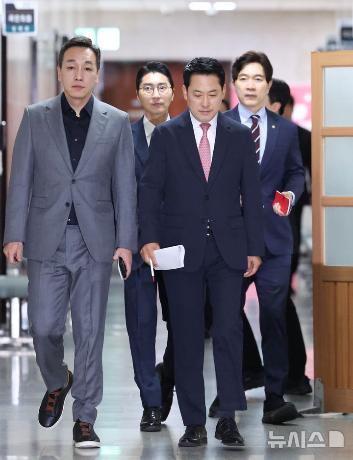 [서울=뉴시스] 김근수 기자 = 장동혁 국민의힘 대표가 8일 오전 서울 여의도 국회에서 최고위원회의에 참석하기 위해 이동하고 있다. 2026.06.08. ks@newsis.com