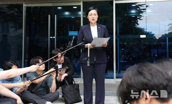 [서울=뉴시스] 조수정 기자 = 한성숙 국무총리 후보자가 8일 오전 서울 종로구 금융감독원 연수원에 마련된 인사청문회 준비사무실로 첫 출근하며 지명 소감을 밝히고 있다. 2026.06.08. chocrystal@newsis.com