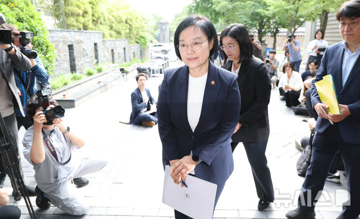 [서울=뉴시스] 조수정 기자 = 한성숙 국무총리 후보자가 8일 오전 서울 종로구 금융감독원 연수원에 마련된 인사청문회 준비사무실로 첫 출근하고 있다. 2026.06.08. chocrystal@newsis.com