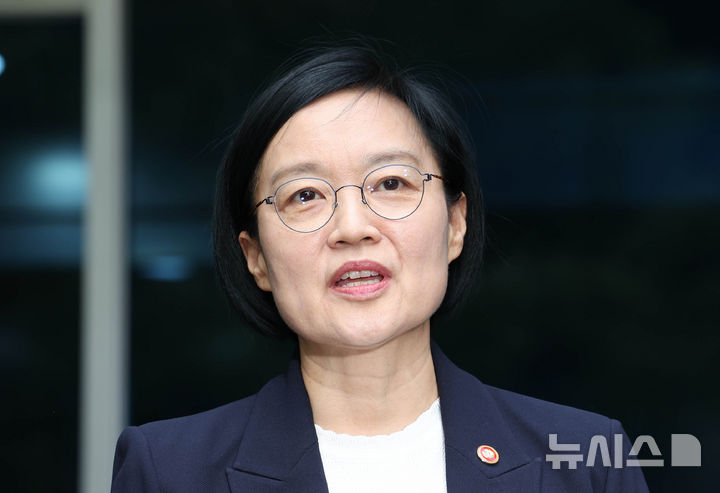 [서울=뉴시스] 조수정 기자 = 한성숙 국무총리 후보자가 8일 오전 서울 종로구 금융감독원 연수원에 마련된 인사청문회 준비사무실로 첫 출근하며 지명 소감을 밝히고 있다. 2026.06.08. chocrystal@newsis.com