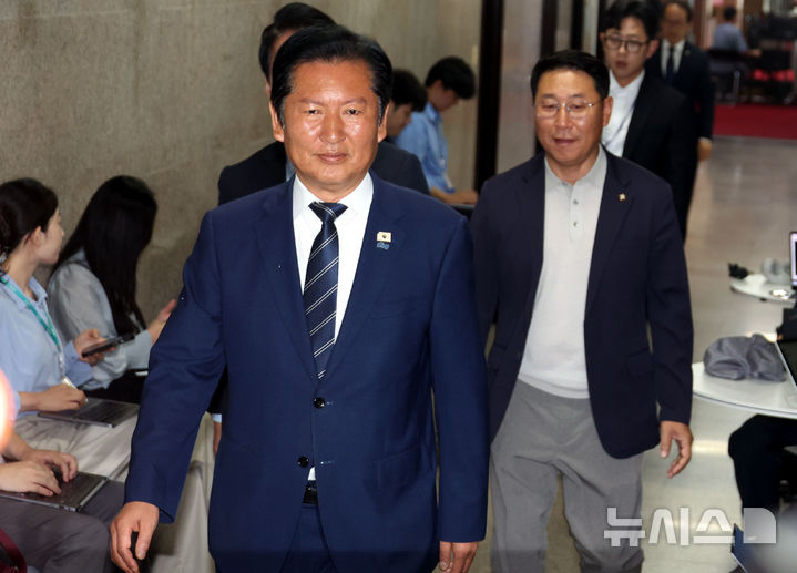 [서울=뉴시스] 조성봉 기자 = 정청래 더불어민주당 대표가 8일 오전 서울 여의도 국회에서 열린 비공개 최고위원회의에 참석하고 있다. 2026.06.08. suncho21@newsis.com