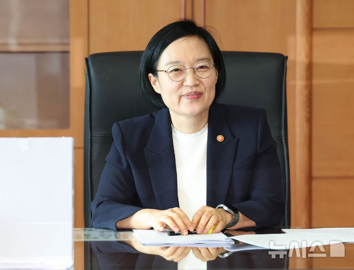 [서울=뉴시스] 조수정 기자 = 한성숙 국무총리 후보자가 8일 오전 서울 종로구 금융감독원 연수원에 마련된 인사청문회 준비사무실 집무실에서 자료를 검토하고 있다. 2026.06.08. chocrystal@newsis.com