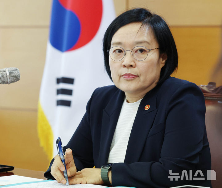 [서울=뉴시스] 조수정 기자 = 한성숙 국무총리 후보자가 8일 오전 서울 종로구 금융감독원 연수원에 마련된 인사청문회 준비사무실에서 준비단 첫 회의를 하고 있다. 2026.06.08. chocrystal@newsis.com