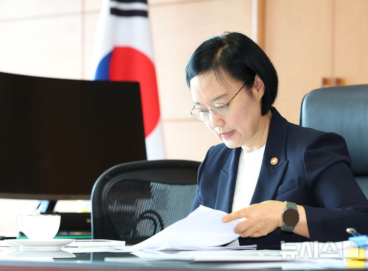 [서울=뉴시스] 조수정 기자 = 한성숙 국무총리 후보자가 8일 오전 서울 종로구 금융감독원 연수원에 마련된 인사청문회 준비사무실 집무실에서 자료를 검토하고 있다. 2026.06.08. chocrystal@newsis.com