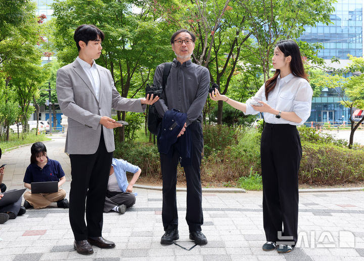 [서울=뉴시스] 배훈식 기자 = 김순환 서민민생대책위원회 사무총장이 8일 오전 서울 강동구 강동경찰서에서 열린 제9회 전국동시지방선거 투표용지 부족 관련 노태악 중앙선거관리위원장 등 직무유기 혐의 고발인 조사 출석에 앞서 취재진의 질문에 답하고 있다. 2026.06.08. dahora83@newsis.com