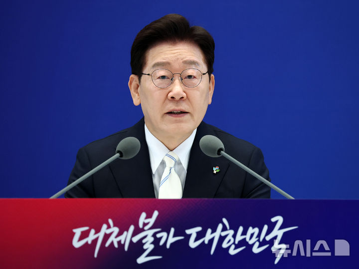 [서울=뉴시스] 고범준 기자 = 이재명 대통령이 8일 청와대 영빈관에서 열린 취임 1주년 기자회견 '대체불가 대한민국'에서 발언하고 있다. 2026.06.08. photo@newsis.com