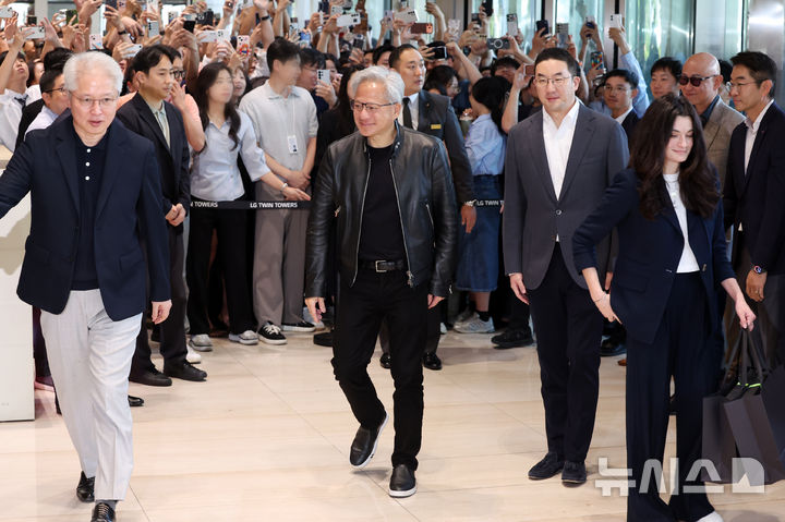 [서울=뉴시스] 조성우 기자 = 젠슨 황(가운데) 엔비디아 최고경영자(CEO)가 8일 서울 영등포구 여의도 LG트윈타워에서 구광모(왼쪽 세 번째) LG그룹 회장과 회동하기 위해 이동하고 있다. 2026.06.08. xconfind@newsis.com