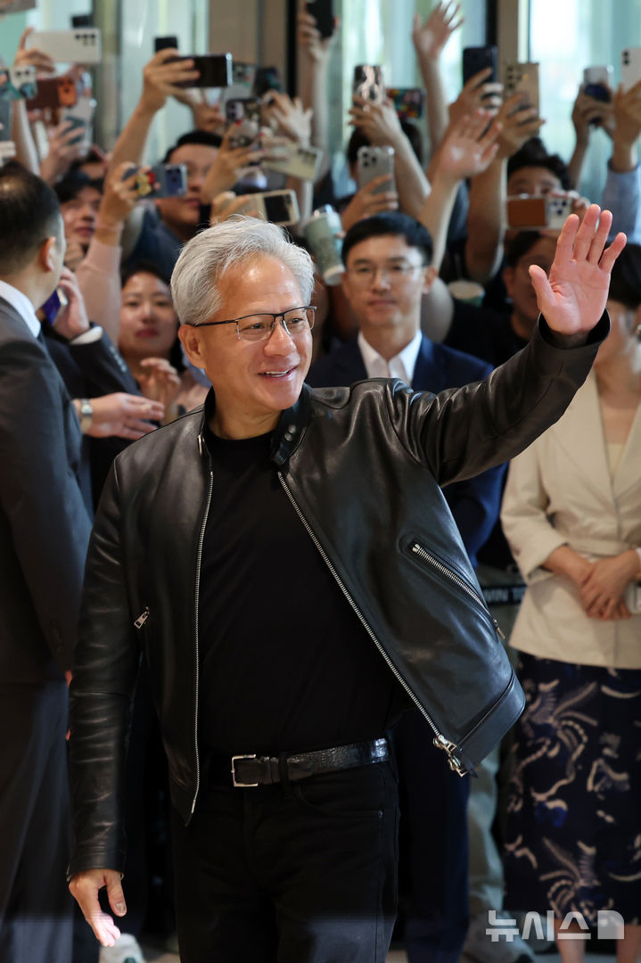 [서울=뉴시스] 조성우 기자 = 젠슨 황 엔비디아 최고경영자(CEO)가 8일 서울 영등포구 여의도 LG트윈타워에서 구광모 LG그룹 회장과 회동하기 위해 이동하고 있다. 2026.06.08. xconfind@newsis.com