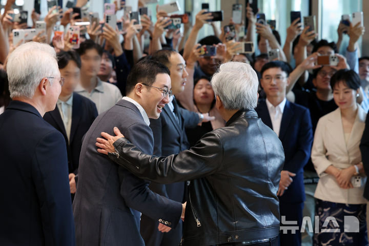 [서울=뉴시스] 조성우 기자 = 젠슨 황 엔비디아 최고경영자(CEO)가 8일 서울 영등포구 여의도 LG트윈타워에서 구광모 LG그룹 회장과 만나 인사를 나누고 있다. 2026.06.08. xconfind@newsis.com