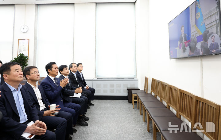 [서울=뉴시스] 최진석 기자 = 정청래 더불어민주당 대표가 8일 서울 여의도 국회에서 이재명 대통령 취임 1주년 기자회견 방송을 시청하며 박수치고 있다. 2026.06.08. myjs@newsis.com