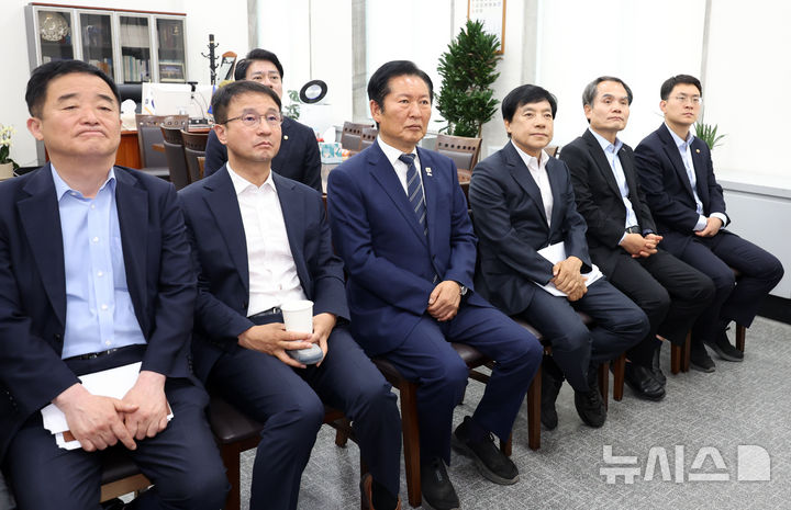 [서울=뉴시스] 최진석 기자 = 정청래 더불어민주당 대표가 8일 서울 여의도 국회에서 이재명 대통령 취임 1주년 기자회견 방송 시청하고 있다. 2026.06.08. myjs@newsis.com