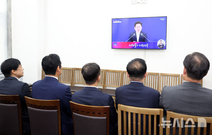 [서울=뉴시스] 최진석 기자 = 정청래 더불어민주당 대표가 8일 서울 여의도 국회에서 이재명 대통령 취임 1주년 기자회견 방송 시청하고 있다. 2026.06.08. myjs@newsis.com