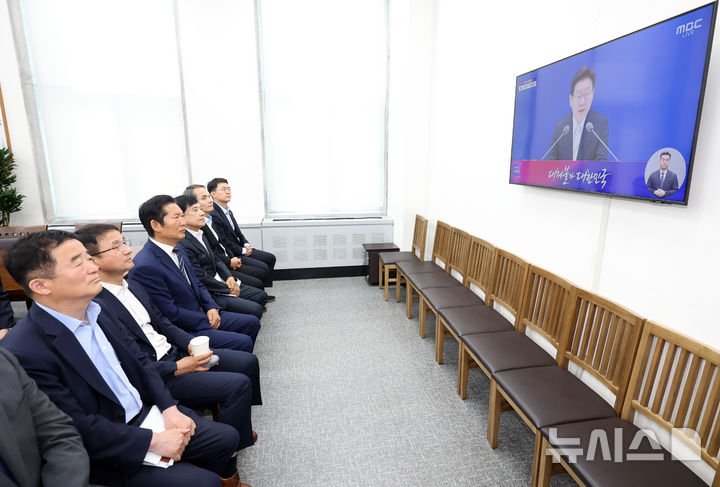 [서울=뉴시스] 최진석 기자 = 정청래 더불어민주당 대표가 8일 서울 여의도 국회에서 이재명 대통령 취임 1주년 기자회견 방송 시청하고 있다. 2026.06.08. myjs@newsis.com