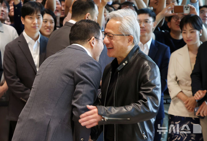 [서울=뉴시스] 조성우 기자 = 젠슨 황 엔비디아 최고경영자(CEO)가 8일 서울 영등포구 여의도 LG트윈타워에서 구광모 LG그룹 회장과 만나 인사를 나누고 있다. 2026.06.08. xconfind@newsis.com