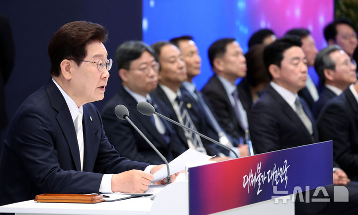 [서울=뉴시스] 고범준 기자 = 이재명 대통령이 8일 청와대 영빈관에서 열린 취임 1주년 기자회견 '대체불가 대한민국'에서 발언하고 있다. 2026.06.08. photo@newsis.com