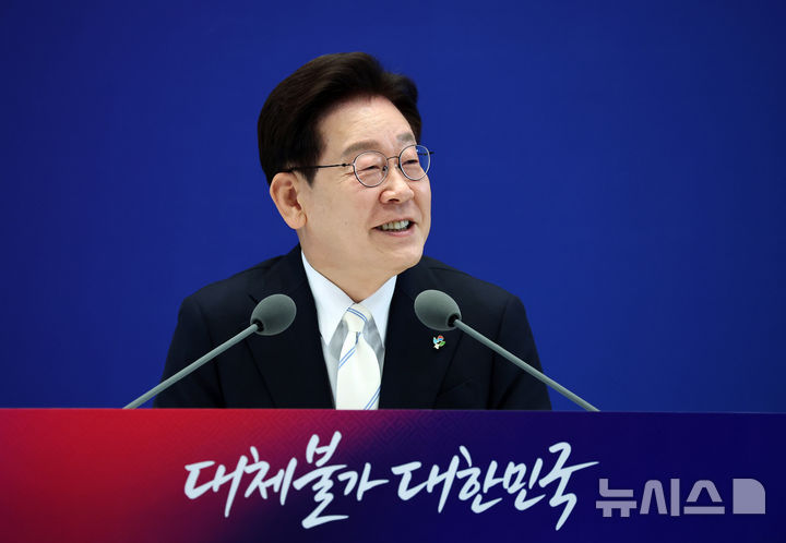 [서울=뉴시스] 고범준 기자 = 이재명 대통령이 8일 청와대 영빈관에서 열린 취임 1주년 기자회견 '대체불가 대한민국'에서 발언하고 있다. 2026.06.08. photo@newsis.com
