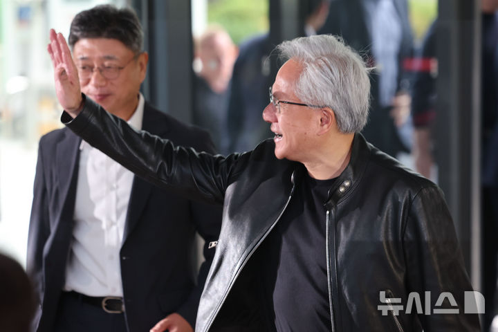 [서울=뉴시스] 권창회 기자 = 젠슨 황 엔비디아 CEO가 8일 오전 서울 종로구 SK서린빌딩에서 SK-엔비디아 협력 관련 언론 브리핑을 하기 전 입장하고 있다. 2026.06.08. kch0523@newsis.com