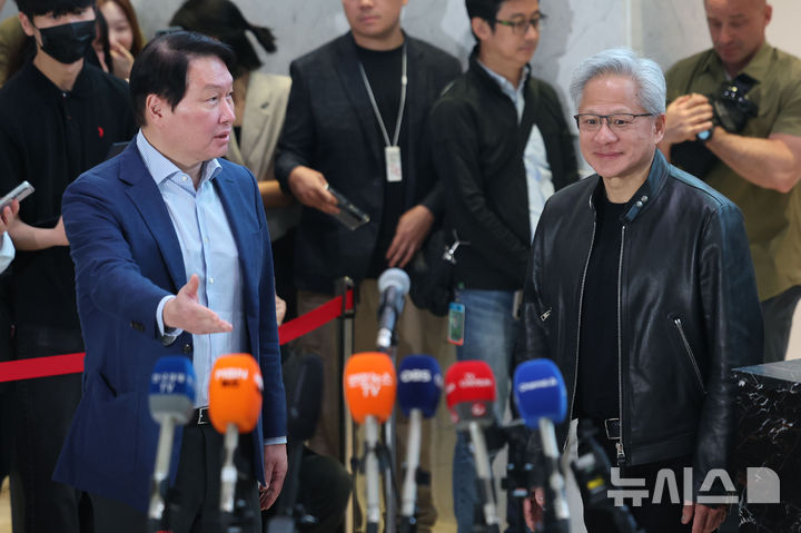 [서울=뉴시스] 권창회 기자 = 최태원(왼쪽) SK그룹 회장과 젠슨 황 엔비디아 CEO가 8일 오전 서울 종로구 SK서린빌딩에서 SK-엔비디아 협력 관련 언론 브리핑을 하기 위해 이동하고 있다. 2026.06.08. kch0523@newsis.com