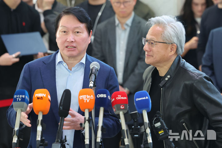 [서울=뉴시스] 권창회 기자 = 최태원(왼쪽) SK그룹 회장과 젠슨 황 엔비디아 CEO가 8일 오전 서울 종로구 SK서린빌딩에서 SK-엔비디아 협력 관련 언론 브리핑을 하며 취재진 질의에 답하고 있다. 2026.06.08. kch0523@newsis.com