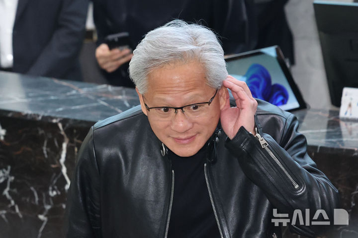 [서울=뉴시스] 권창회 기자 = 젠슨 황 엔비디아 CEO가 8일 오전 서울 종로구 SK서린빌딩에서 SK-엔비디아 협력 관련 언론 브리핑을 한 뒤 취재진 질의에 귀를 기울이고 있다. 2026.06.08. kch0523@newsis.com