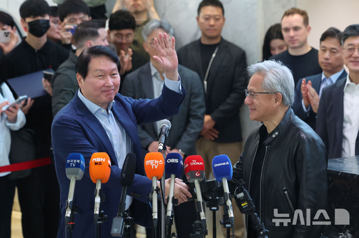 [서울=뉴시스] 권창회 기자 = 최태원(왼쪽) SK그룹 회장과 젠슨 황 엔비디아 CEO가 8일 오전 서울 종로구 SK서린빌딩에서 SK-엔비디아 협력 관련 언론 브리핑을 마친 뒤 손을 맞잡고 있다. 2026.06.08. kch0523@newsis.com