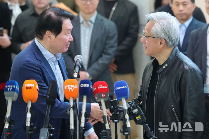 [서울=뉴시스] 권창회 기자 = 최태원(왼쪽) SK그룹 회장과 젠슨 황 엔비디아 CEO가 8일 오전 서울 종로구 SK서린빌딩에서 SK-엔비디아 협력 관련 언론 브리핑을 마친 뒤 손을 맞잡고 있다. 2026.06.08. kch0523@newsis.com