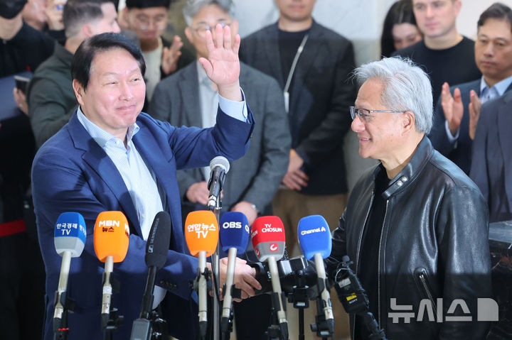 [서울=뉴시스] 권창회 기자 = 최태원(왼쪽) SK그룹 회장과 젠슨 황 엔비디아 CEO가 8일 오전 서울 종로구 SK서린빌딩에서 SK-엔비디아 협력 관련 언론 브리핑을 마친 뒤 손을 맞잡고 있다. 2026.06.08. kch0523@newsis.com