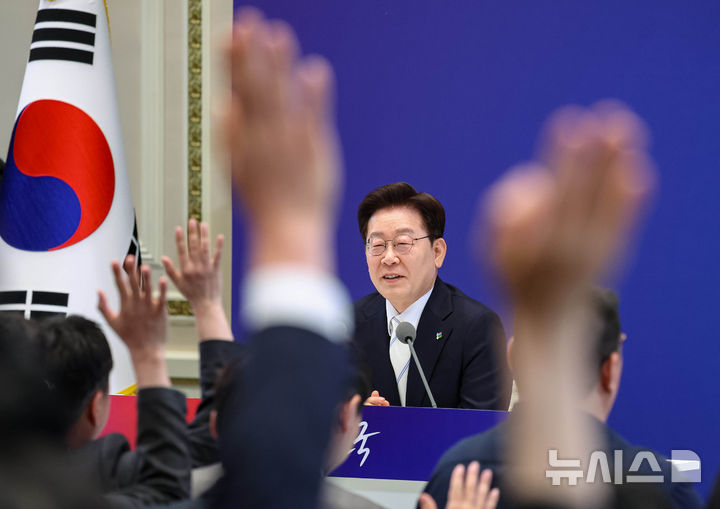 [서울=뉴시스] 고범준 기자 = 이재명 대통령이 8일 청와대 영빈관에서 열린 취임 1주년 기자회견 '대체불가 대한민국'에서 질문을 받고 있다. 2026.06.08. bjko@newsis.com
