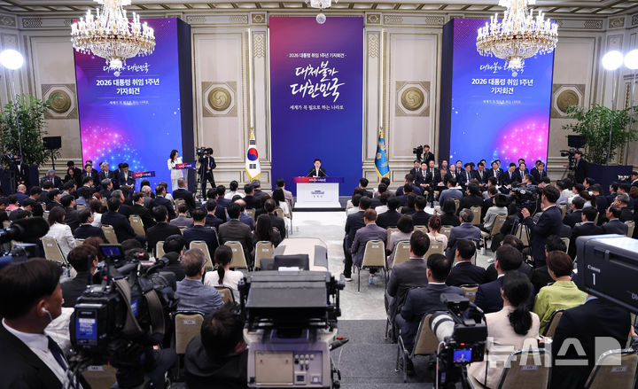 [서울=뉴시스] 고범준 기자 = 이재명 대통령이 8일 청와대 영빈관에서 열린 취임 1주년 기자회견 '대체불가 대한민국'에서 질문을 받고 있다. 2026.06.08. bjko@newsis.com