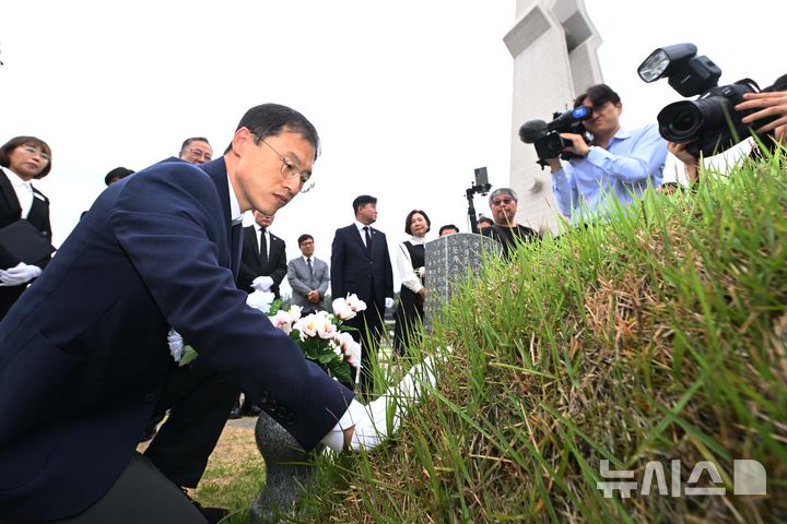 [광주=뉴시스] 이영주 기자 = 김상욱 더불어민주당 울산시장 당선인이 8일 오전 광주 북구 운정동 국립5.18민주묘지를 찾아 '5·18 시민군 대변인' 고(故) 윤상원 열사의 묘소를 어루만지고 있다. 2026.06.08. leeyj2578@newsis.com