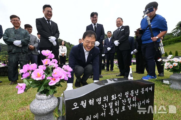 [광주=뉴시스] 이영주 기자 = 김상욱(가운데) 더불어민주당 울산시장 당선인이 8일 오전 광주 북구 운정동 국립5.18민주묘지를 찾아 '5·18 사형수' 정동년 (故)전 5·18기념재단 이사장의 묘소를 참배하고 있다. 2026.06.08. leeyj2578@newsis.com