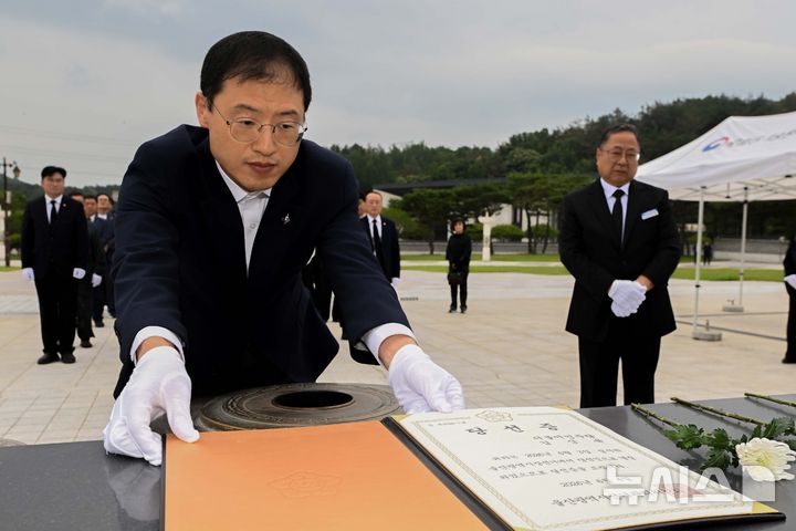 [광주=뉴시스] 이영주 기자 = 김상욱 더불어민주당 울산시장 당선인이 8일 오전 광주 북구 운정동 국립5.18민주묘지를 찾아 오월 영령에 울산시장 당선증을 바치고 있다. 2026.06.08. leeyj2578@newsis.com