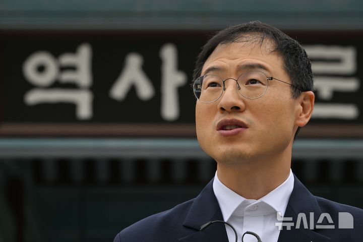 [광주=뉴시스] 이영주 기자 = 김상욱 더불어민주당 울산시장 당선인이 8일 오전 광주 북구 운정동 국립5.18민주묘지를 찾아 참배를 마친 뒤 역사의문 앞에서 인터뷰하고 있다. 2026.06.08. leeyj2578@newsis.com