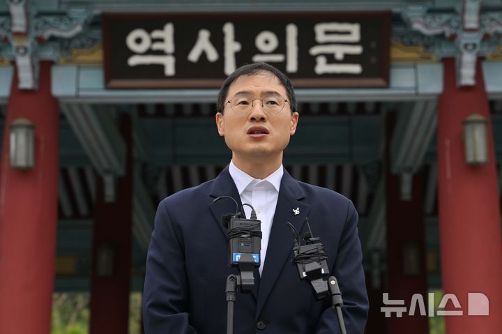 [광주=뉴시스] 이영주 기자 = 김상욱 더불어민주당 울산시장 당선인이 8일 오전 광주 북구 운정동 국립5.18민주묘지를 찾아 참배를 마친 뒤 역사의문 앞에서 인터뷰하고 있다. 2026.06.08. leeyj2578@newsis.com