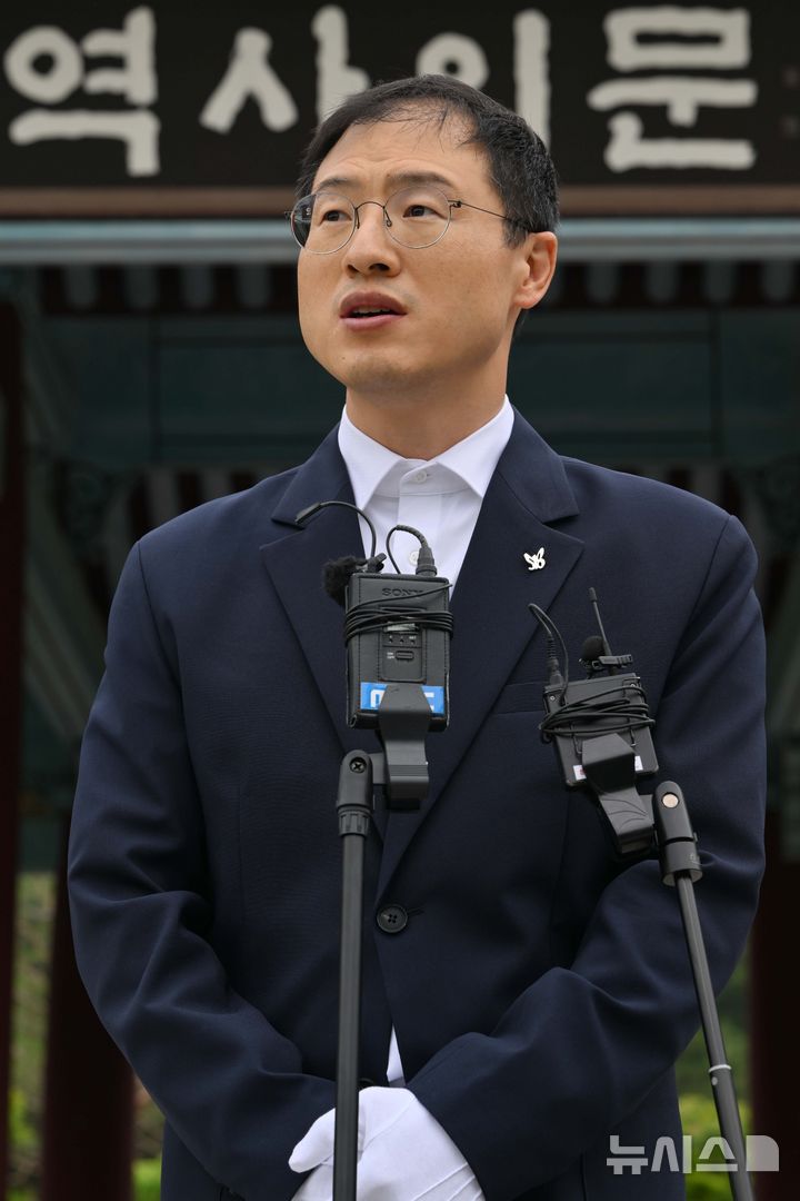 [광주=뉴시스] 이영주 기자 = 김상욱 더불어민주당 울산시장 당선인이 8일 오전 광주 북구 운정동 국립5.18민주묘지를 찾아 참배를 마친 뒤 역사의문 앞에서 인터뷰하고 있다. 2026.06.08. leeyj2578@newsis.com