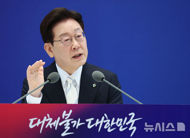 [서울=뉴시스] 고범준 기자 = 이재명 대통령이 8일 청와대 영빈관에서 열린 취임 1주년 기자회견 '대체불가 대한민국'에서 발언하고 있다. 2026.06.08. bjko@newsis.com