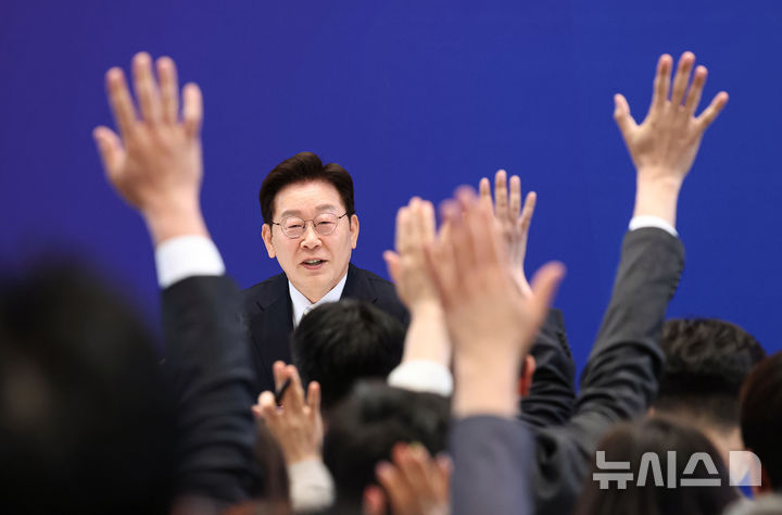 [서울=뉴시스] 고범준 기자 = 이재명 대통령이 8일 청와대 영빈관에서 열린 취임 1주년 기자회견 '대체불가 대한민국'에서 질문을 받고 있다. 2026.06.08. bjko@newsis.com