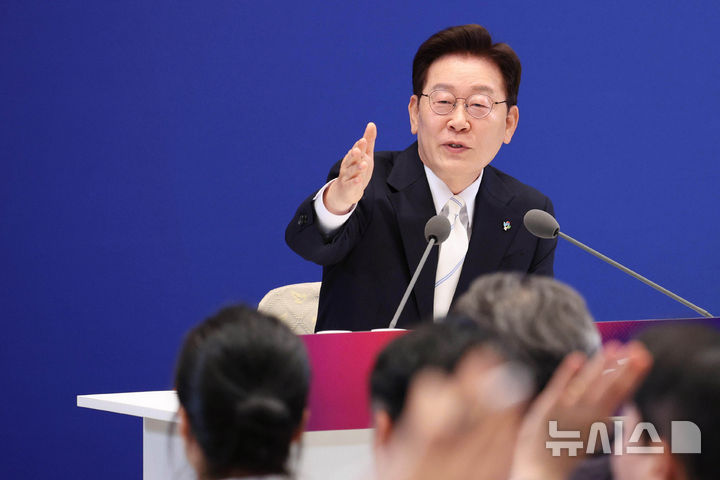 [서울=뉴시스] 고범준 기자 = 이재명 대통령이 8일 청와대 영빈관에서 열린 취임 1주년 기자회견 '대체불가 대한민국'에서 질문을 받고 있다. 2026.06.08. bjko@newsis.com