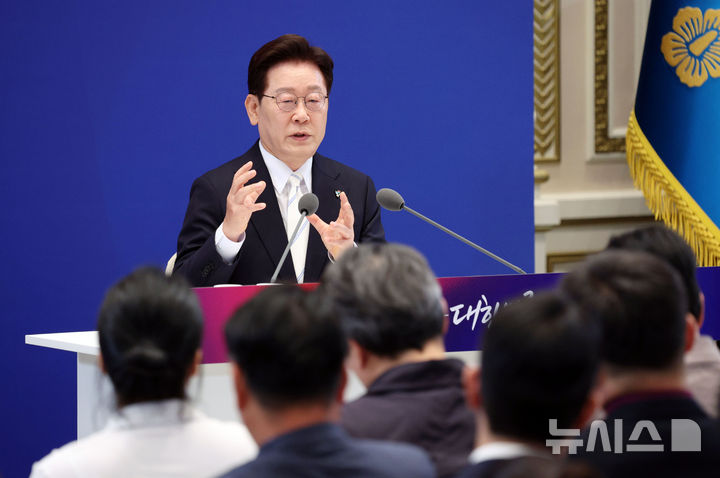 [서울=뉴시스] 고범준 기자 = 이재명 대통령이 8일 청와대 영빈관에서 열린 취임 1주년 기자회견 '대체불가 대한민국'에서 발언하고 있다. 2026.06.08. bjko@newsis.com