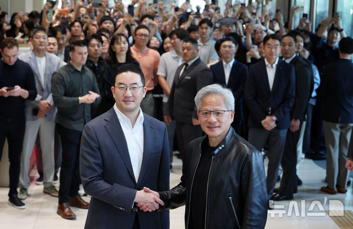 [서울=뉴시스] 조성우 기자 = 젠슨 황 엔비디아 최고경영자(CEO)가 8일 서울 영등포구 여의도 LG트윈타워에서 구광모 LG그룹 회장과 회동을 마친 뒤 악수하고 있다. 2026.06.08. xconfind@newsis.com