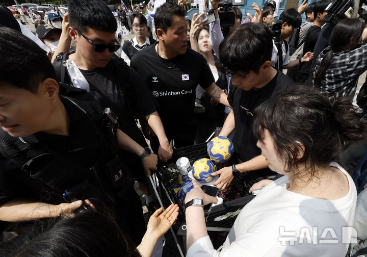 [서울=뉴시스] 김혜진 기자 = 여자주니어핸드볼 국가대표 선수들이 8일 서울 송파구 올림픽공원 핸드볼경기장 내부에 보관 중인 훈련 장비를 가지고 경기장을 빠져나가고 있다. 2026.06.08. jini@newsis.com