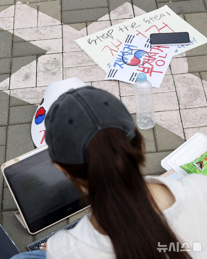 [서울=뉴시스] 김혜진 기자 = 제9회 전국동시지방선거 투표용지 부족 사태에 항의하며 개표소 봉쇄 시위를 이어가는 시민들이 8일 서울 송파구 올림픽공원 핸드볼경기장에 설치된 개표소 앞에서 재선거를 요구하고 있다. 2026.06.08. jini@newsis.com