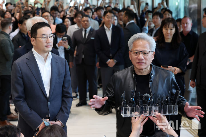 [서울=뉴시스] 조성우 기자 = 젠슨 황(오른쪽) 엔비디아 최고경영자(CEO)가 8일 서울 영등포구 여의도 LG트윈타워에서 구광모(왼쪽) LG그룹 회장과 회동을 마친 뒤 미디어브리핑을 하고 있다. 2026.06.08. xconfind@newsis.com