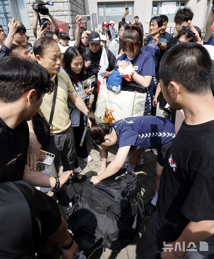 [서울=뉴시스] 김혜진 기자 = 제9회 전국동시지방선거 투표용지 부족 사태에 항의하며 개표소 봉쇄 시위를 벌이는 시민들로 인해 서울 송파구 올림픽공원 핸드볼경기장 출입이 통제된 가운데 8일 여자주니어핸드볼 국가대표 선수들이 경기장 내부에 보관 중인 훈련 장비를 가지고 경기장을 나서고 있다. 2026.06.08. jini@newsis.com